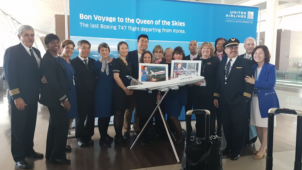 Photo with UA892 15 cabin crew and 4 pilots at the gate.